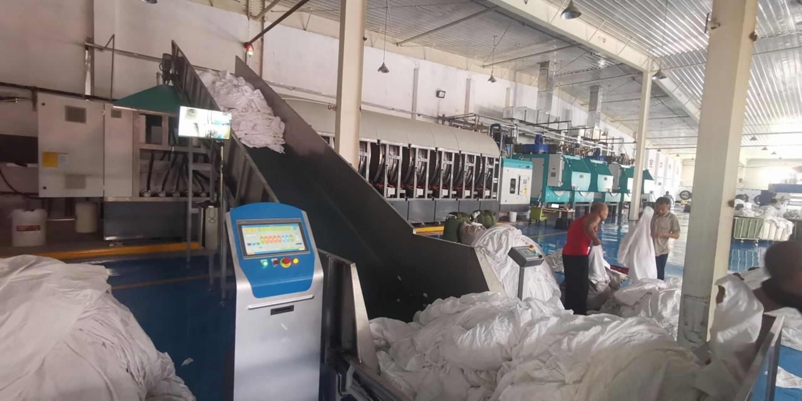 How to Choose Between a Continuous Batch Washer and an Industrial Washing Machine?(Image1) How to Choose Between a Continuous Batch Washer and an Industrial Washing Machine?(Image1)